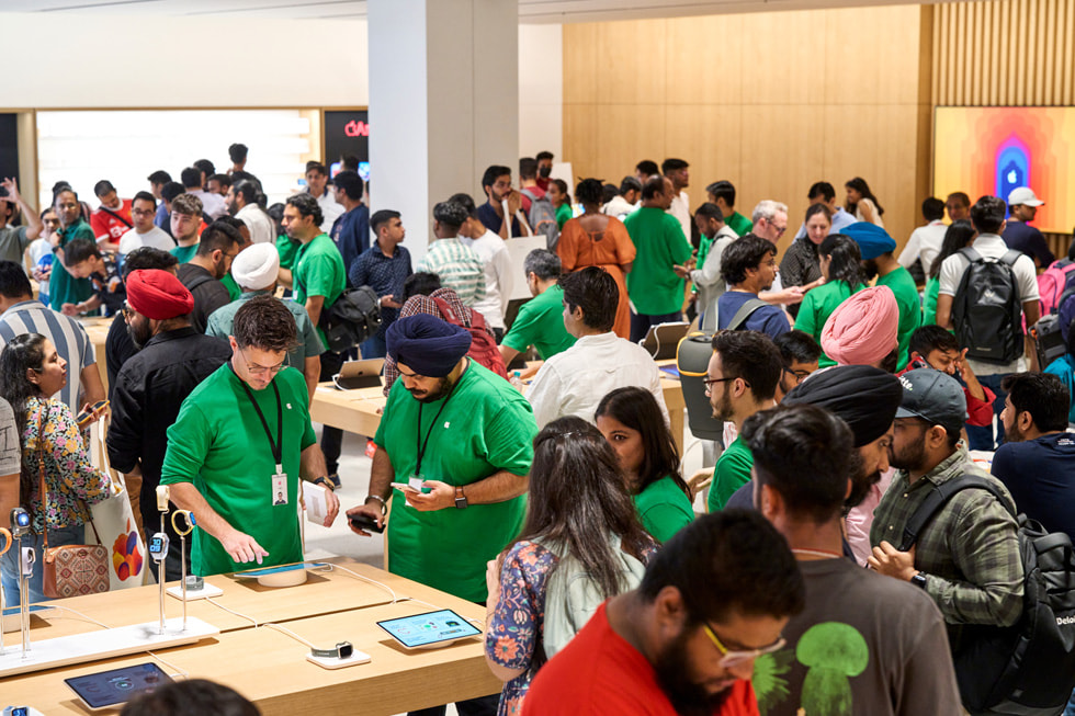 Apple Saket Delhi India opening day interior big.jpg.large